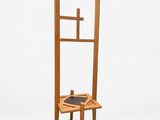 une image représentant une chaise en bois avec une assise noire sur fond blanc