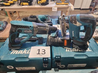 deux outils électriques posés sur une boîte bleue posée sur une table