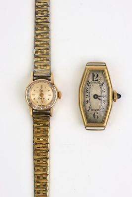 une photo montrant deux montres posées l'une à côté de l'autre sur une surface blanche
