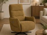 un fauteuil inclinable dans un salon, à côté d'une table basse