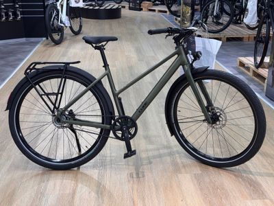 un vélo posé par terre dans un magasin