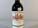 une bouteille de vin posée sur une table