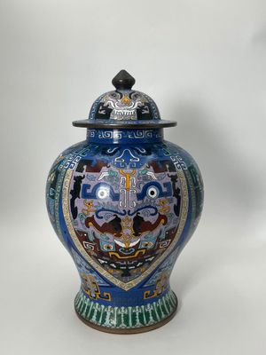 CHINE. Potiche en émaux cloisonnés à décor polychrome de for…