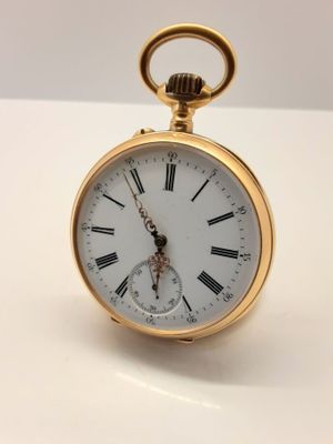 une montre de poche en or avec des chiffres romains sur le cadran