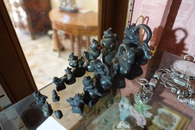 une table en verre sur laquelle sont disposées plusieurs figurines