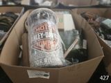 une boîte remplie d'objets assortis qui s'y trouvent