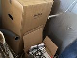 une pile de cartons posée à côté des toilettes dans une pièce