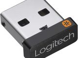 L'adaptateur USB Logitech est représenté sur un fond blanc