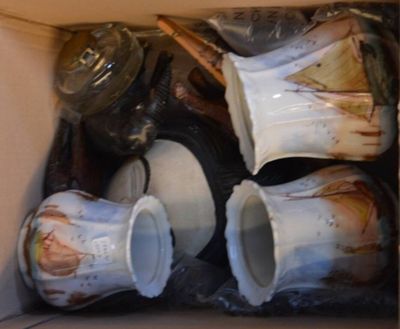 une boîte contenant plusieurs tasses à café