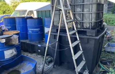 2 bacs et 1 cuve de rétention d'huile