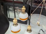 trois lampes posées sur une table dans une pièce