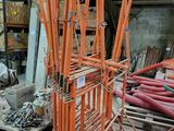 un gros tas de tuyaux orange entreposés dans un entrepôt