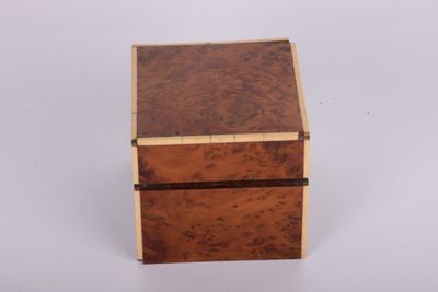 une image représentant une petite boîte en bois posée sur une table