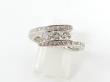 une image d'une bague en diamant sur fond blanc