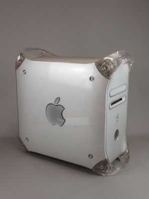 un ordinateur Apple blanc posé sur une table