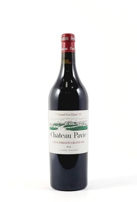 une bouteille de vin posée sur une table