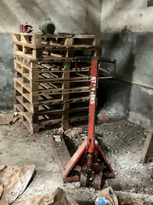 une pile de palettes en bois dans un coin d'une pièce