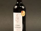 une bouteille de vin posée sur une table