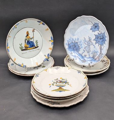 trois assiettes sont empilées les unes sur les autres sur une table