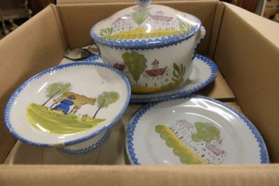 une boîte en carton contenant trois assiettes et un bol