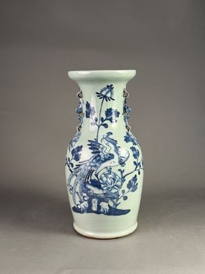 CHINE. Vase balustre en porcelaine bleu/blanc à décor de pao…