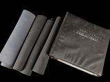 un livre noir à la couverture noire, à côté de quatre livres noirs