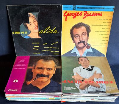 trois livres posés sur une surface bleue, avec un homme qui fume la pipe