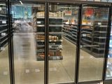 une photo d'un magasin présentant un vaste choix de produits alimentaires