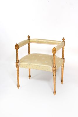 une chaise rembourrée beige avec des pieds en bois et une chaise rembourrée beige avec des pieds en bois