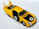 une petite voiture jaune portant le numéro 9
