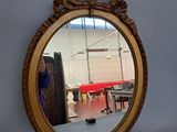 un miroir accroché au mur
