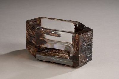 un cendrier en verre posé sur une table