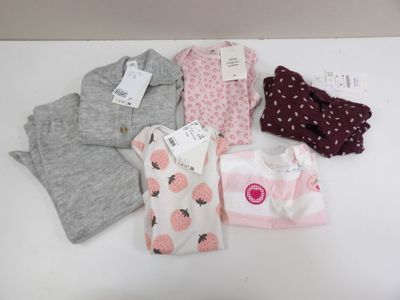 a lot of baby clothes that are on a table