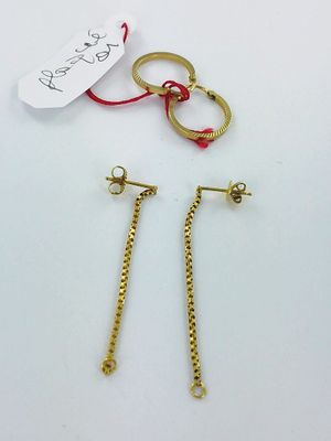 deux paires de boucles d'oreilles en or et une paire de chaînes en or