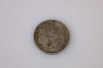 gros plan d'une pièce de monnaie sur une surface blanche avec un fond blanc