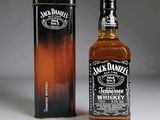 une photo d'une bouteille de whisky Jack Daniel's à côté d'un bidon