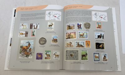 un livre ouvert avec des images d'animaux et des timbres dessus