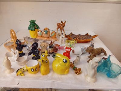 une table sur laquelle sont posées plusieurs figurines