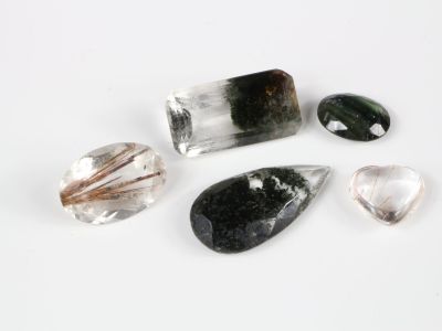 quatre types différents de pierres de quartz sur un fond blanc