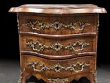 une commode ancienne avec un plateau en marbre