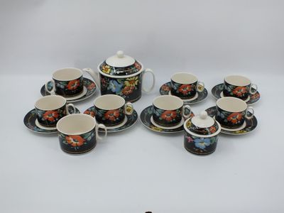 une image représentant un ensemble de tasses et de soucoupes posées sur une table