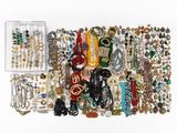 de nombreux types de bijoux exposés sur un fond blanc
