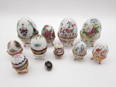 une image représentant un ensemble d'œufs en porcelaine décorés de fleurs
