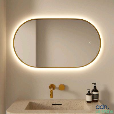 un lavabo de salle de bains surmonté d'un miroir et équipé d'un distributeur de savon