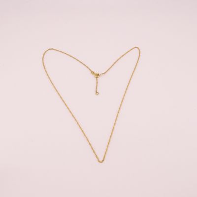 un collier en or orné d'un pendentif en forme de cœur