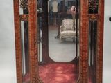 un miroir posé sur un pied, avec une chaise devant