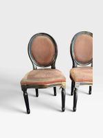 Suite de trois chaises en bois laqué noir, mouluré et sculpt… (photo 4)