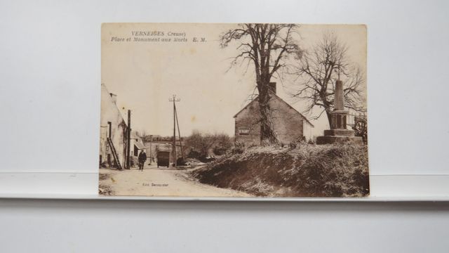 Verneiges Place et Monument aux Morts. Cachet  légèrement percept...