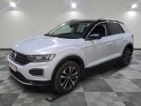 le SUV blanc de Volkswagen est garé sur un carrelage à carreaux