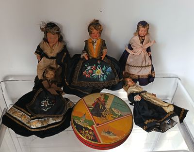 Ensemble de cinq poupées folkloriques